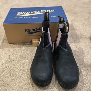 Blundstone women’s Chelsea boot in Navy with lavender elastic trim. Size US 8.5